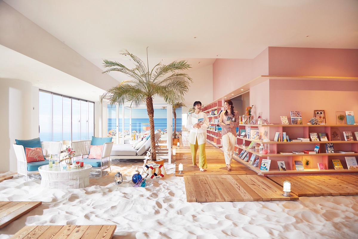 約1000冊の本が揃う 「ソラノビーチ Books& cafe」