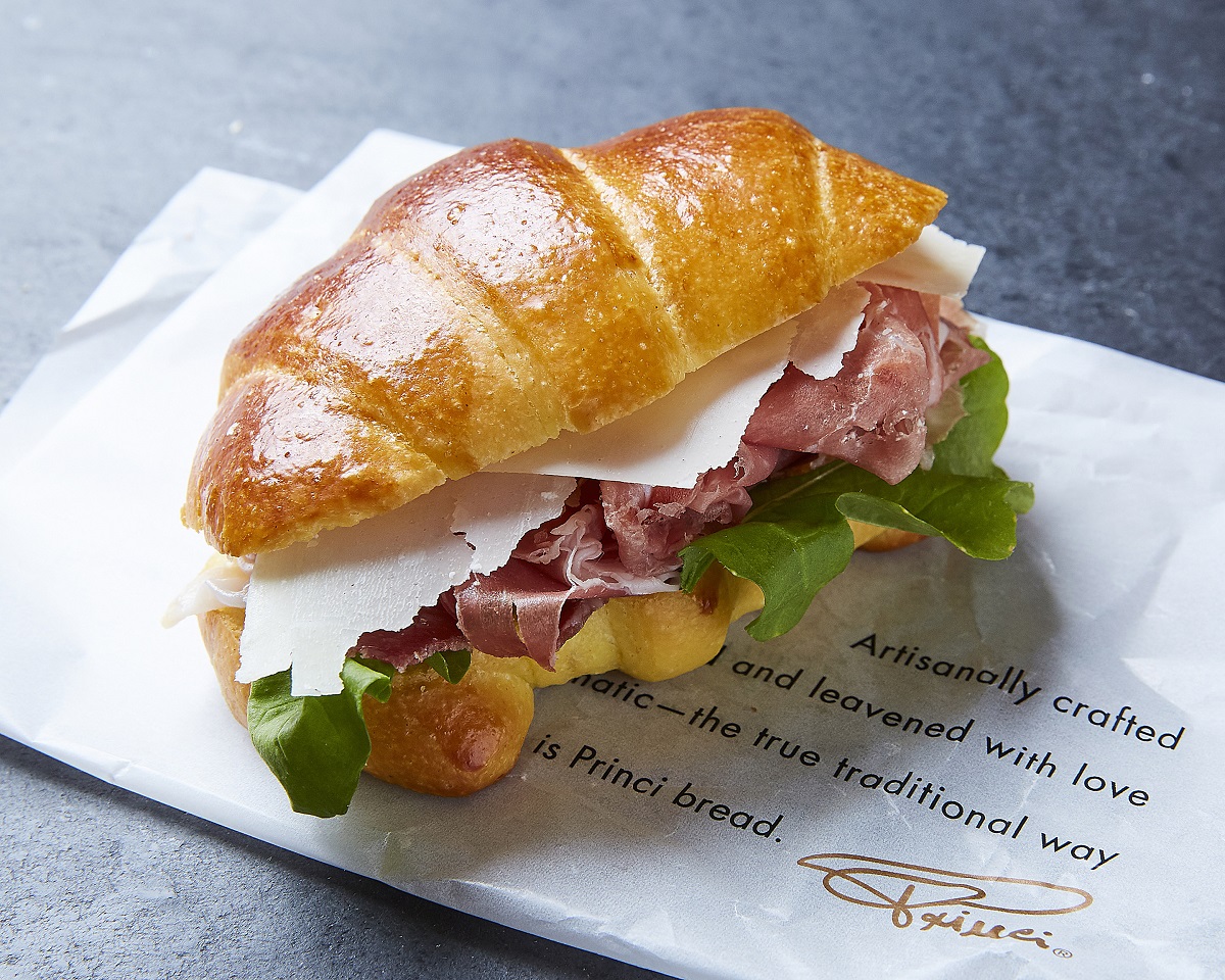 「ブリオッシュ サンドイッチ プロシュート クルード & パルミジャーノ」 735円（持ち帰り）