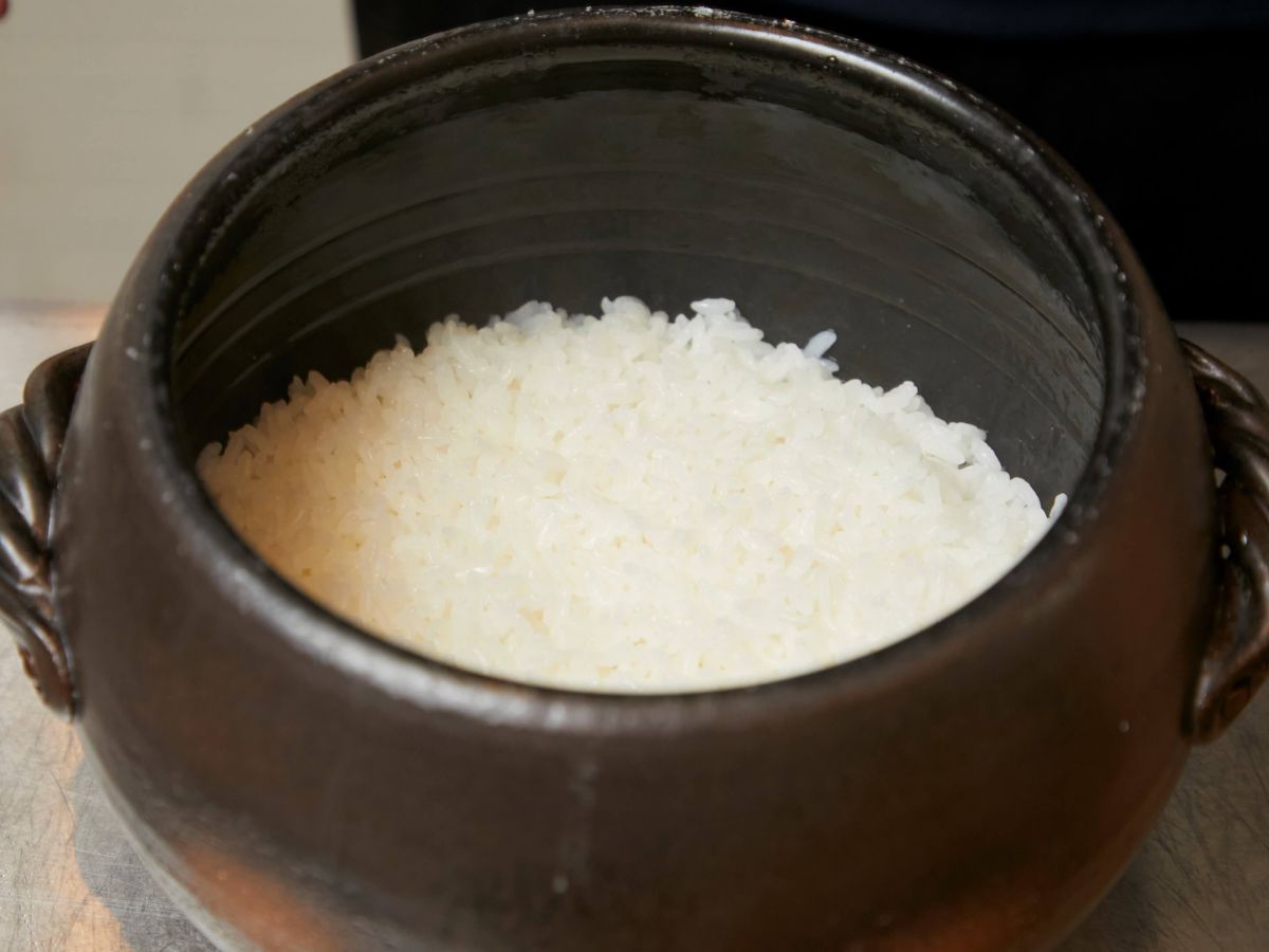 使用しているのは、万古焼の土鍋(五合炊き)。写真は山形県産「どまんなか」です