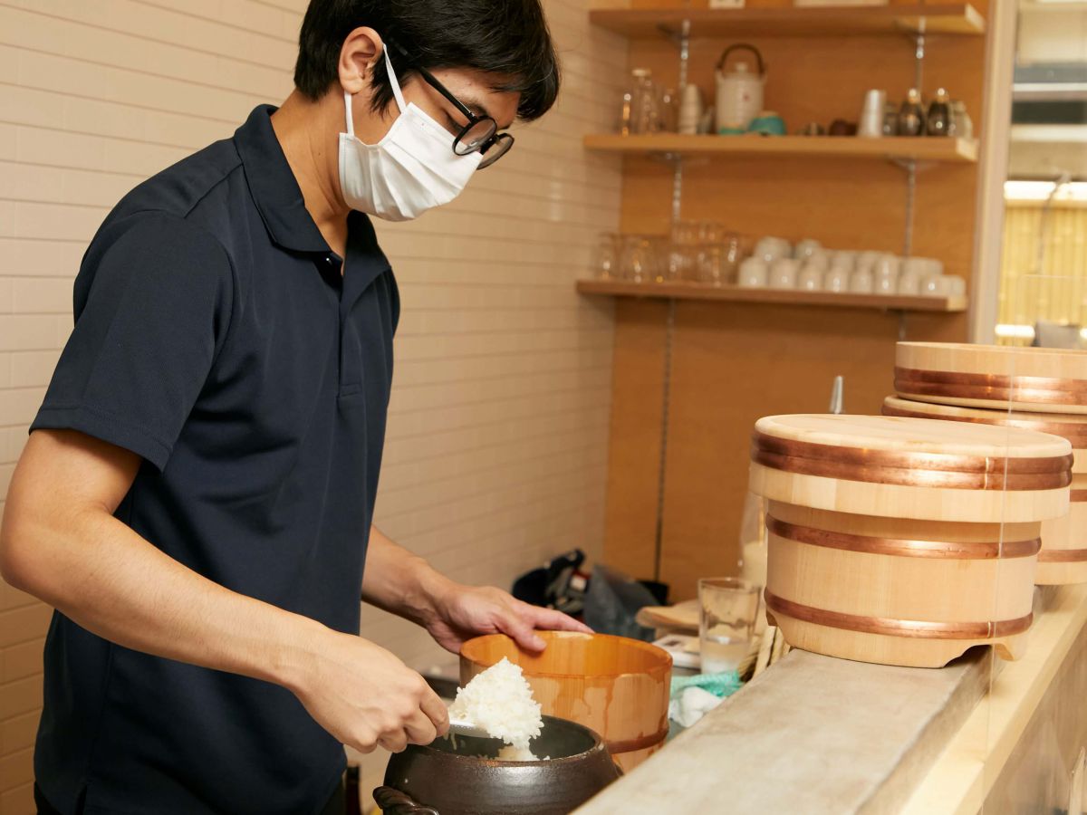 こちらはオーナーの元松勇人さん。利き酒師として4年ほど全国各地を回った後、おじい様が営んでいた天婦羅旅館「天松」の跡地に「おこめ天松堂」を開業させました。