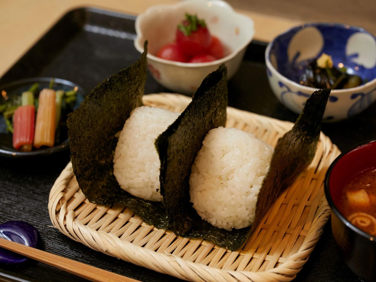 「日替りおばんざいセット」 お好みのおむすび+500円 ※写真は「鮭いくら」450円、「卵黄」250円+500円で計1200円