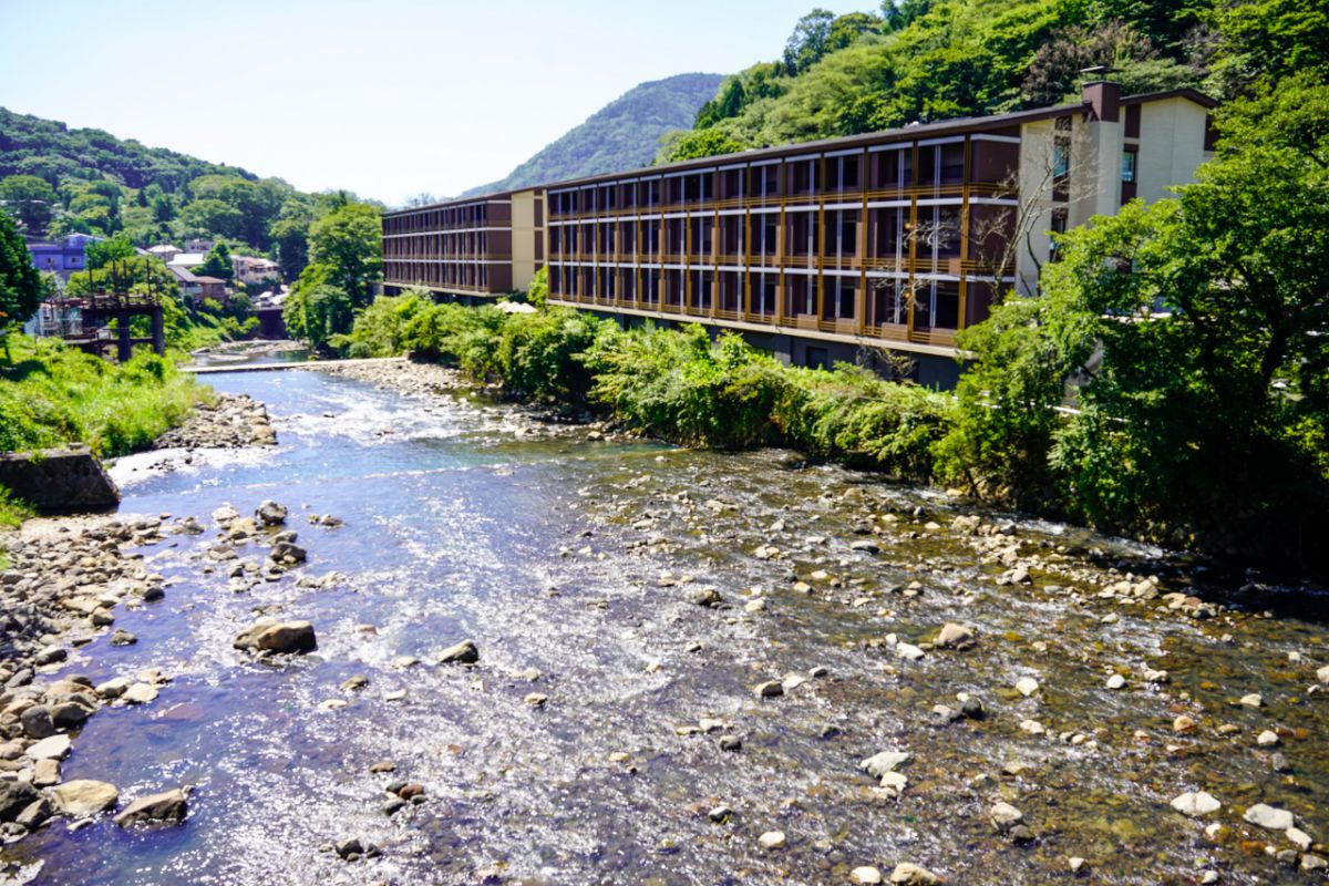 2019年1月にオープン。目の前には早川が流れる