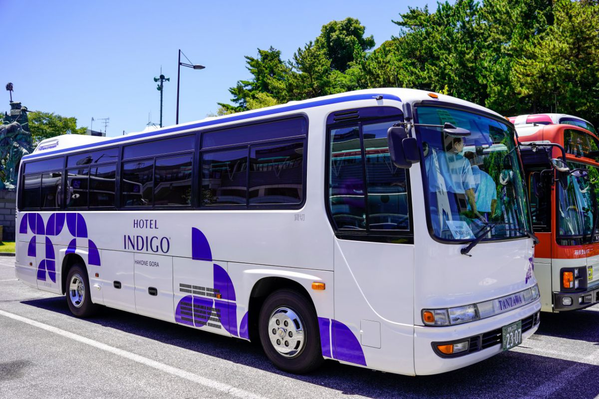 ホテル専用の無料シャトルバス。タイムテーブル:【行き】10時、12時30分、15時30分、17時30分【帰り】11時30分、14時30分、16時30分、18時30分