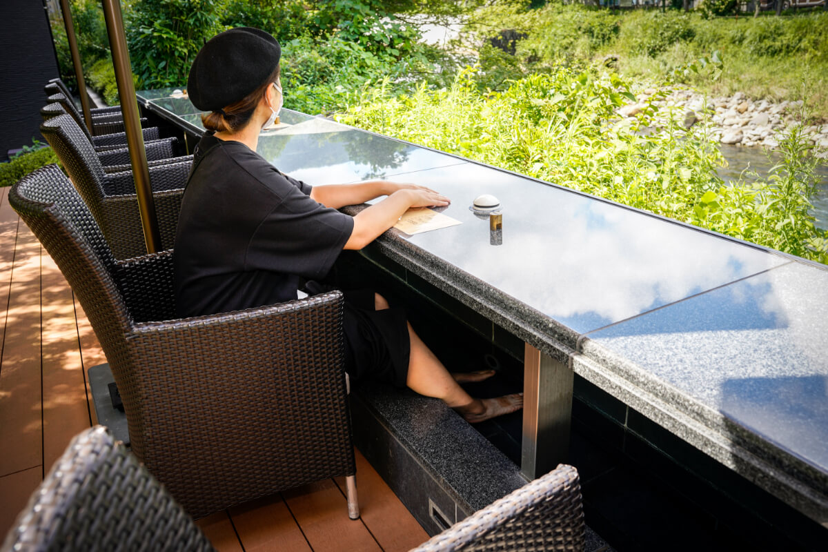 足湯と早川のせせらぎが心地よい……