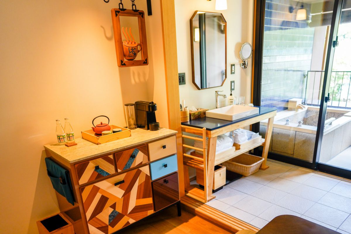 シンクの対面には洗い場が。キャビネットには寄木細工が施されています