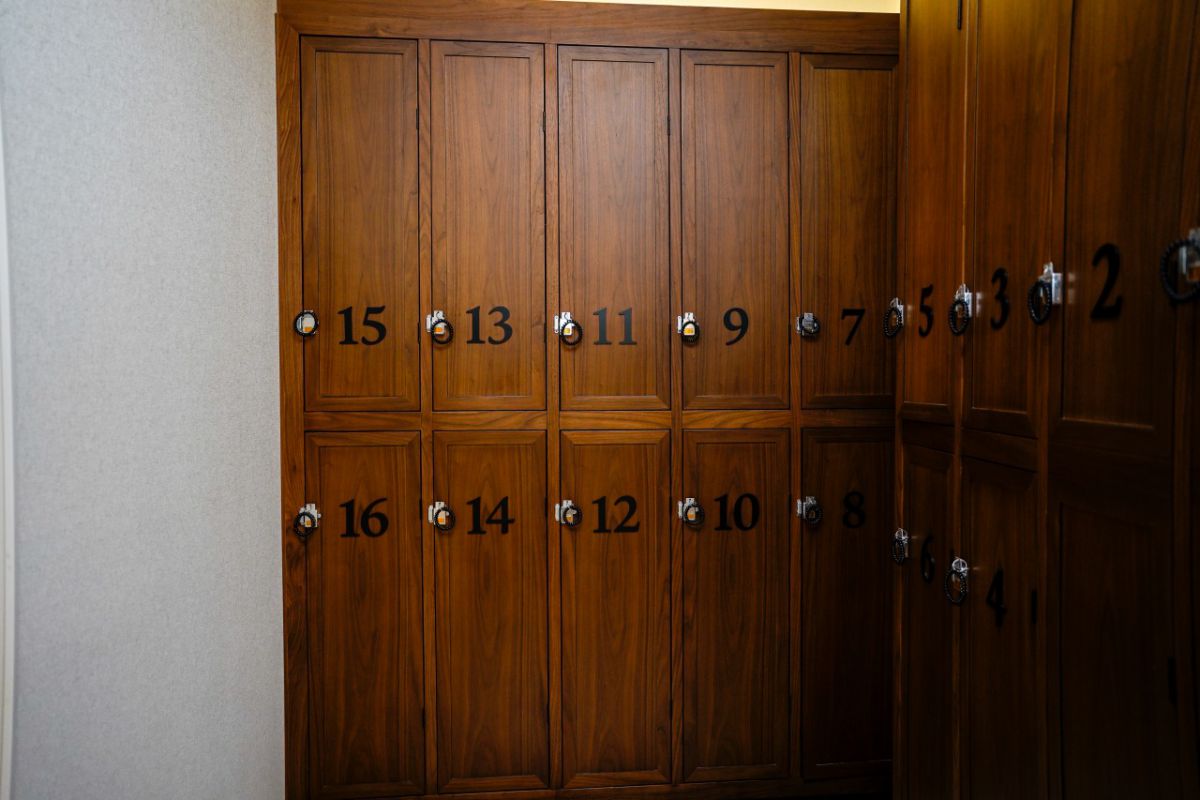 昭和レトロな脱衣所のロッカー。日帰り入浴も可能