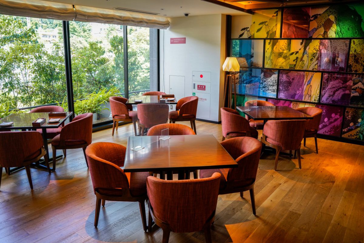 「リバーサイドキッチン&バー」には歌川広重の浮世絵「箱根 湖水図」とカラーガラスを組み合わせたアートボードが