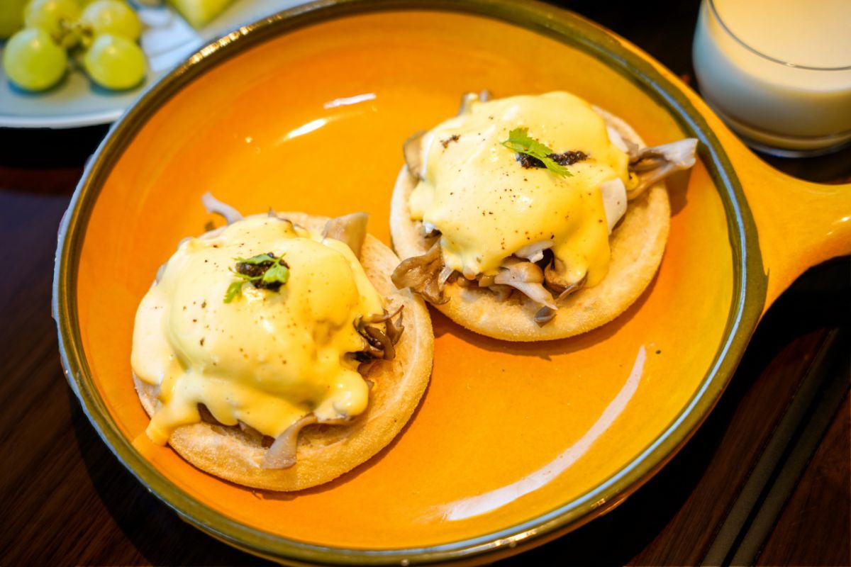 メインの「エッグベネディクトセット」はハム、サーモン、トリュフ(写真)からチョイス