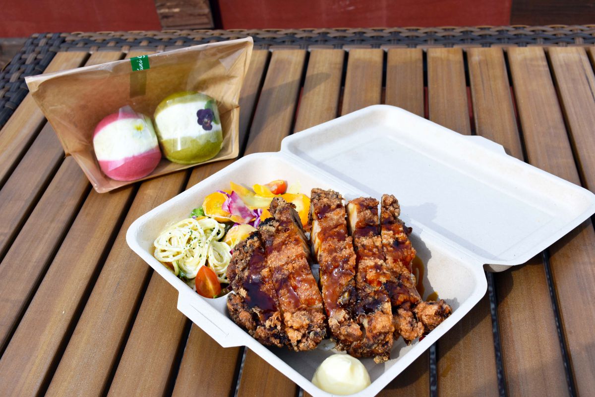 手前：台湾からあげBOX950円、奥：赤と緑のコキアマリトッツォ550円（各税込）