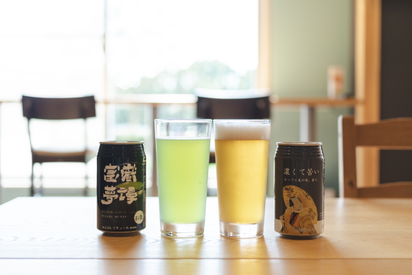 左から抹茶ハイボール「富嶽夢譚」、クラフトビール「富嶽麦酒」