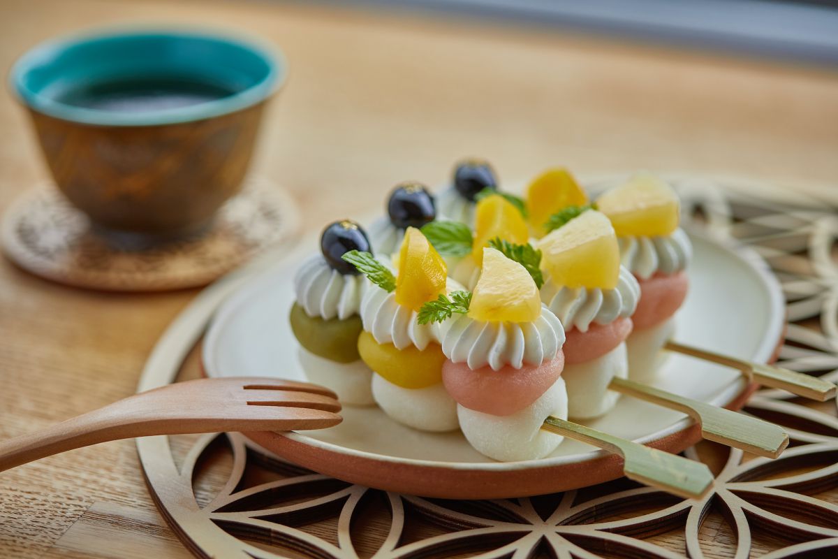 十五番 季節の彩りだんご 1100円 煎茶またはほうじ茶（cup）付き