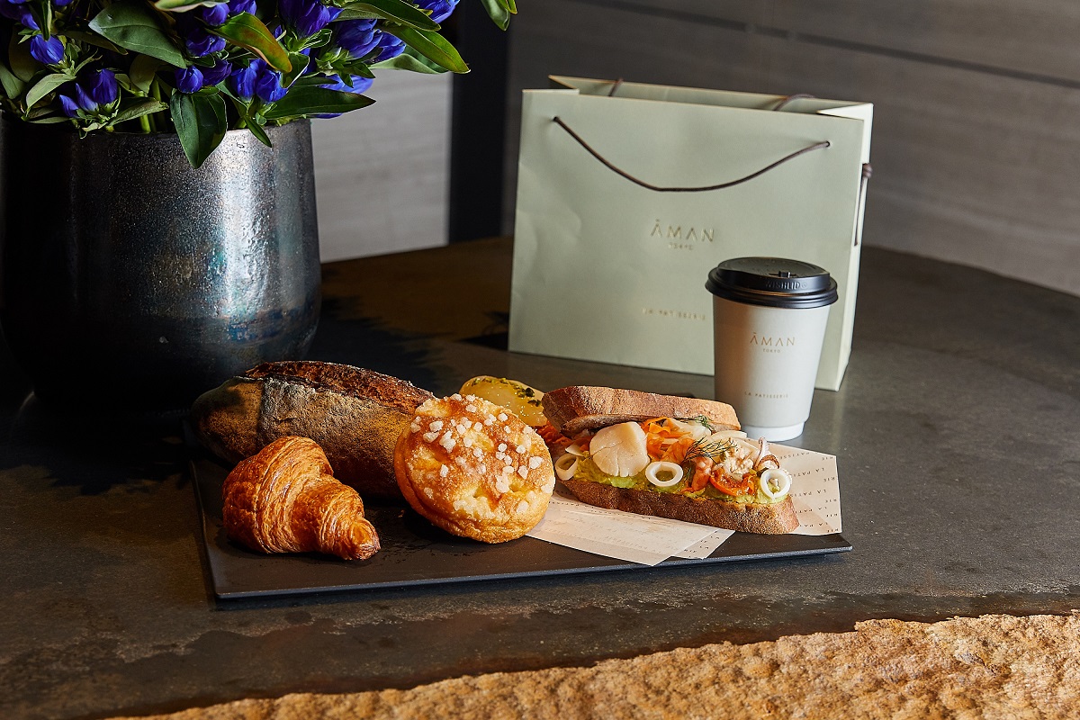 クロワッサン 300円～　サンドイッチ　1100円～ 