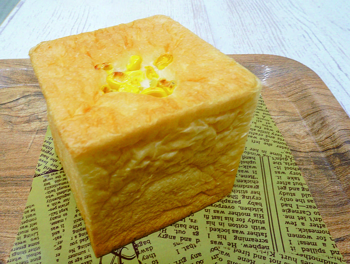 「贅沢コーンプチ食パン」250円