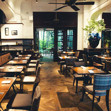 ゆったりとくつろげる広々とした店内。