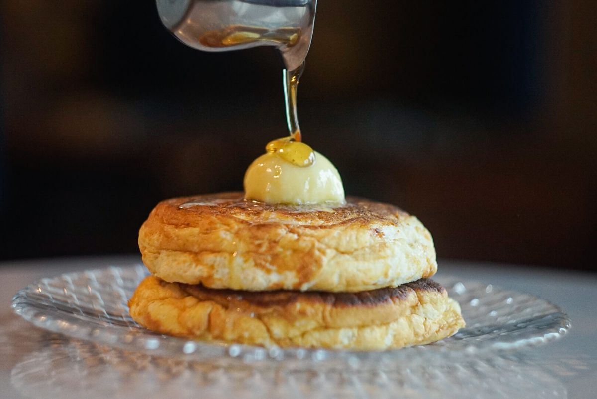 パンケーキ単品1100円、+300円でドリンク付き（コーヒー、カフェオレ、エスプレッソ、紅茶orハーブティから選べます） ※提供時間 11時30分〜16時