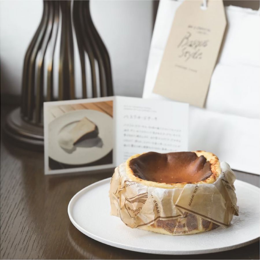 バスク風チーズケーキ(直径12cm)　2500円 オンライン限定で6号サイズ4500円も登場