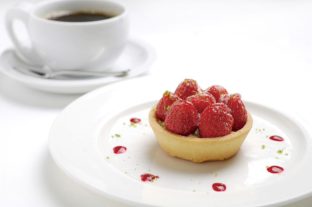 「ケーキセット」1386円　※写真は苺のタルト