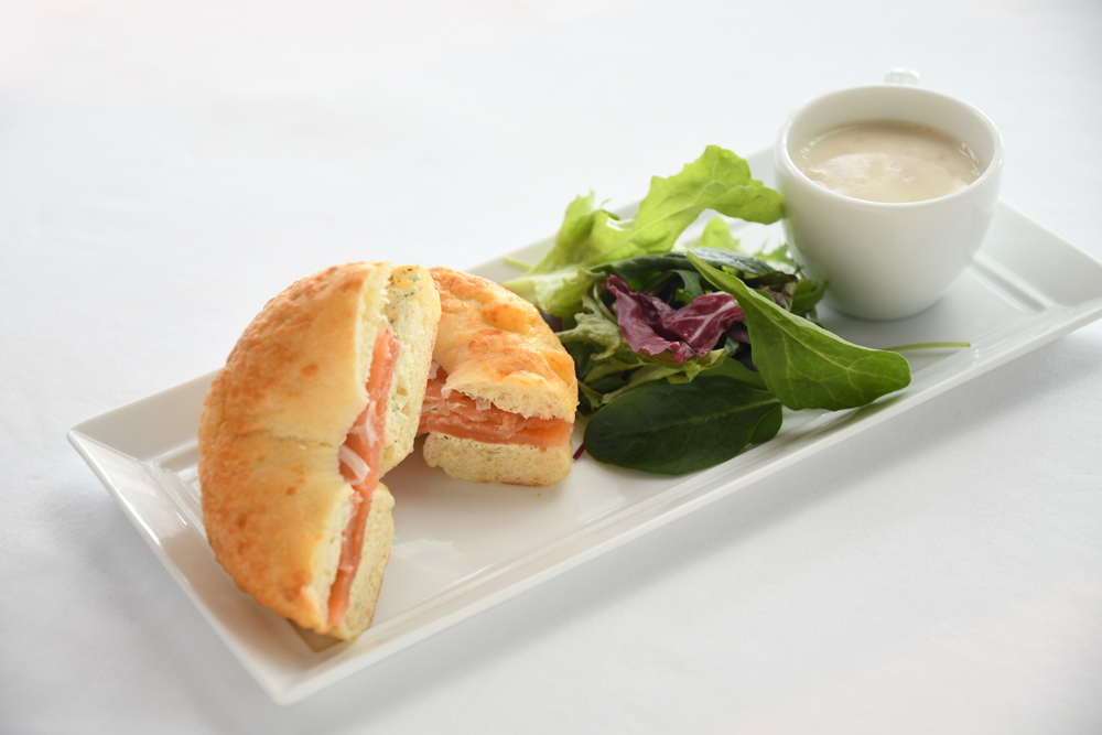 「サンドイッチセット」1386円　※写真はサーモン＆クリームチーズサンドイッチ 