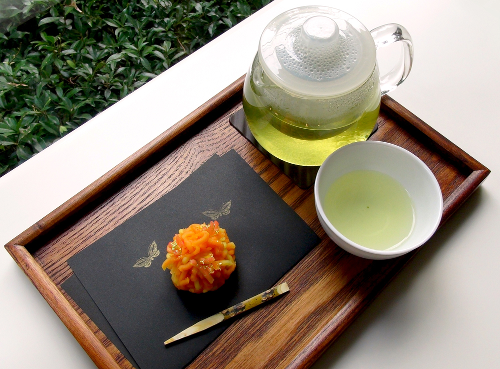 「お茶とオリジナルの和菓子セット」1100円　※写真の和菓子は「ほの穂」