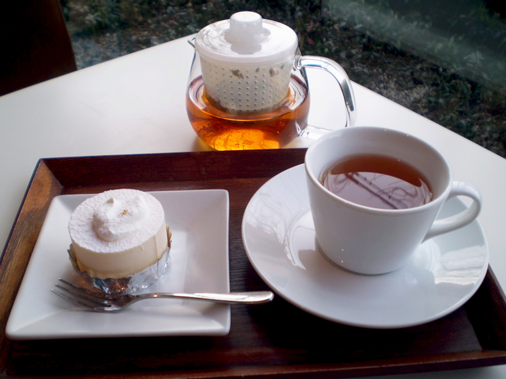 「ケーキセット」1300円　※写真のケーキは「雪うさぎ」