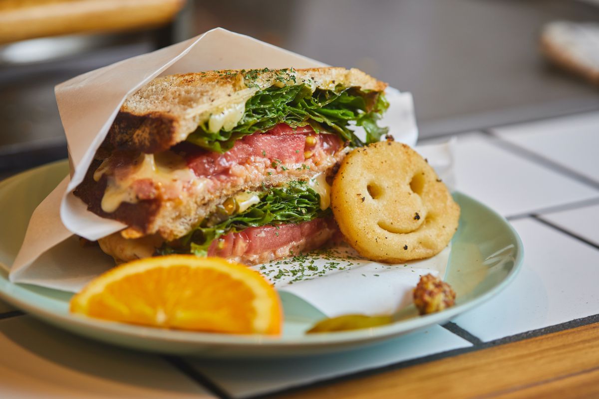 BLT（ベーコンレタストマト）850円 目玉焼きトッピング+150円