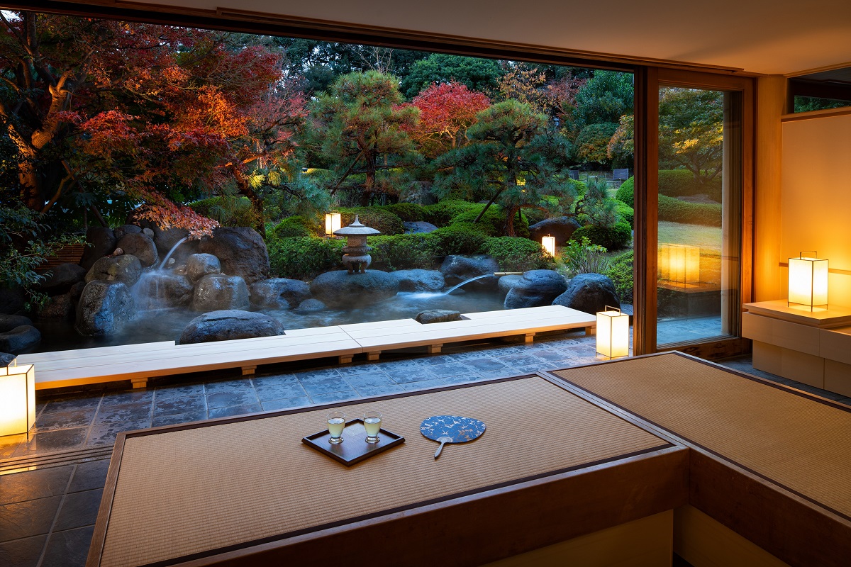 湯上がり処では、季節ごとの日本庭園を楽しめます