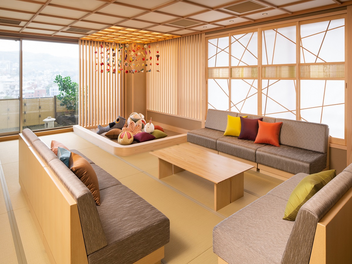 8名まで宿泊可能な特別和室。部屋には伊豆稲取の伝統工芸「雛のつるし飾り」も