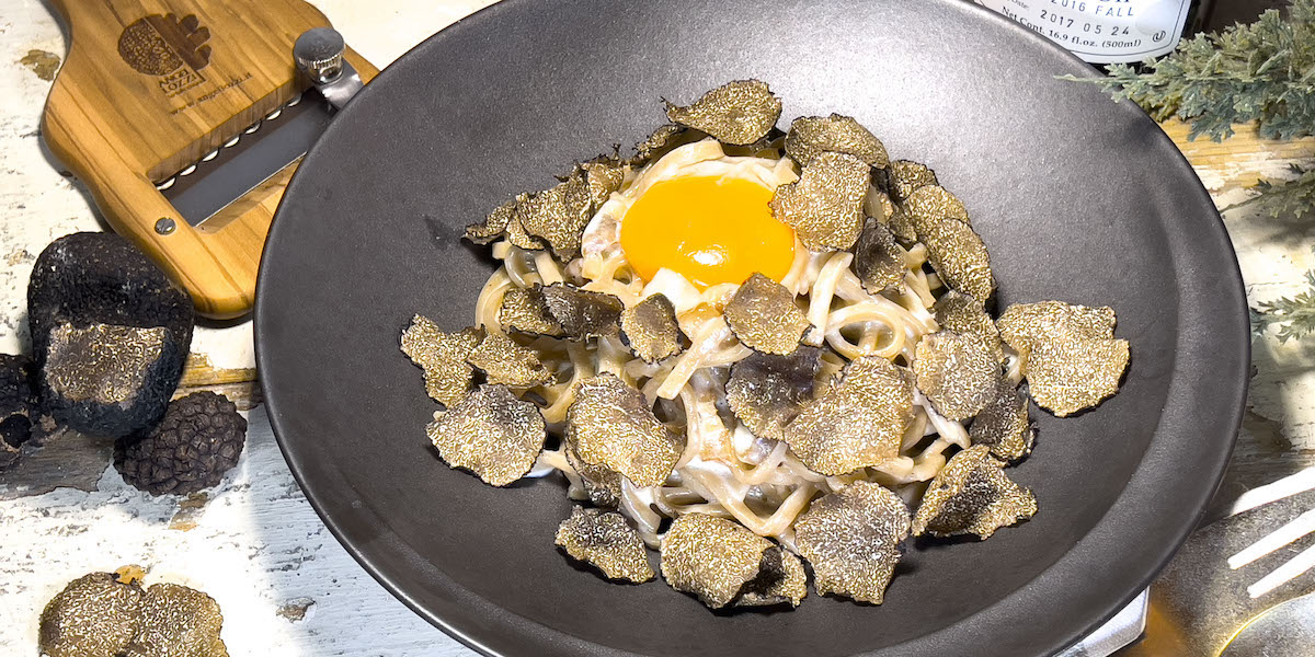 トリュフでパスタが見えない!? 恵比寿「チーズタバーンカシーナ」に特別なカルボナーラが登場