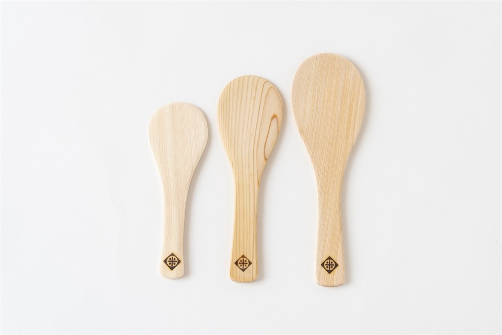 「東濃ひのきのしゃもじ（岐阜県南東部 東濃ひのき）」 大 385円／中 330円／小 275円