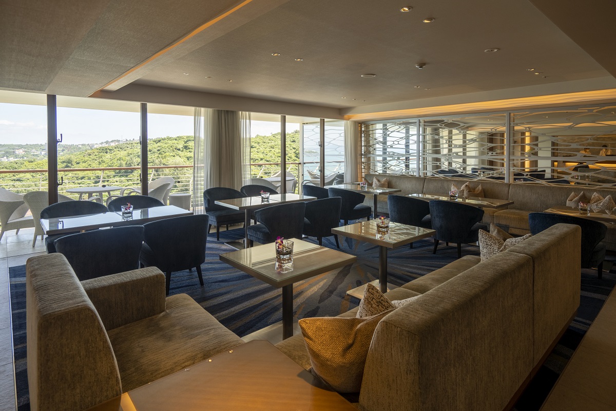 シンプルながら上質な家具が配されたクラブラウンジ