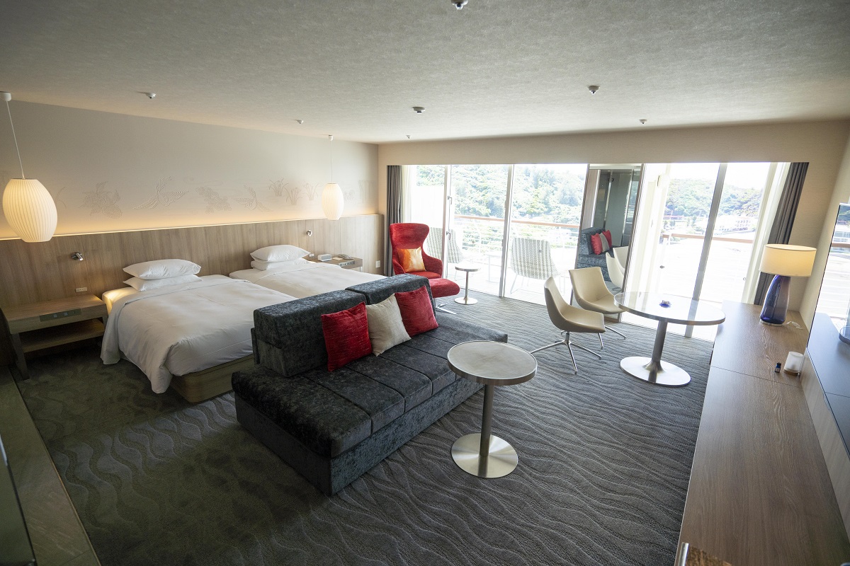 クラブフロアにあるジュニアスイート。赤いラウンジチェアが印象的