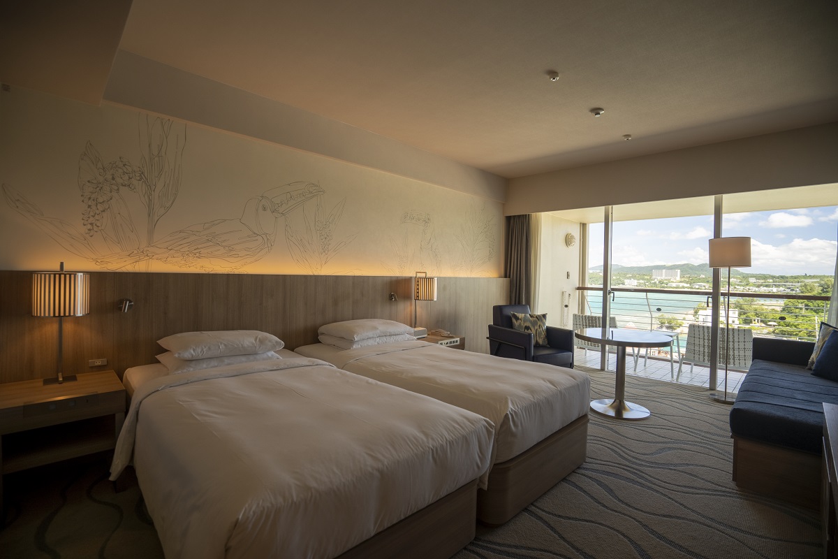 デラックスツインのこの部屋にはリーフガーデンにいるオオハシと月桃が描かれています