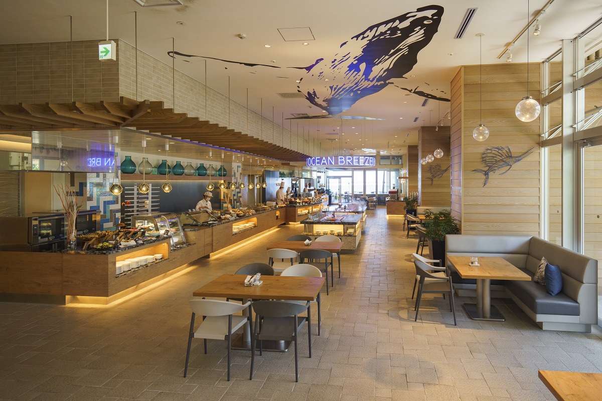 天井に描かれた大きなクジラ、バショウカジキのワイヤーアートなどが随所に