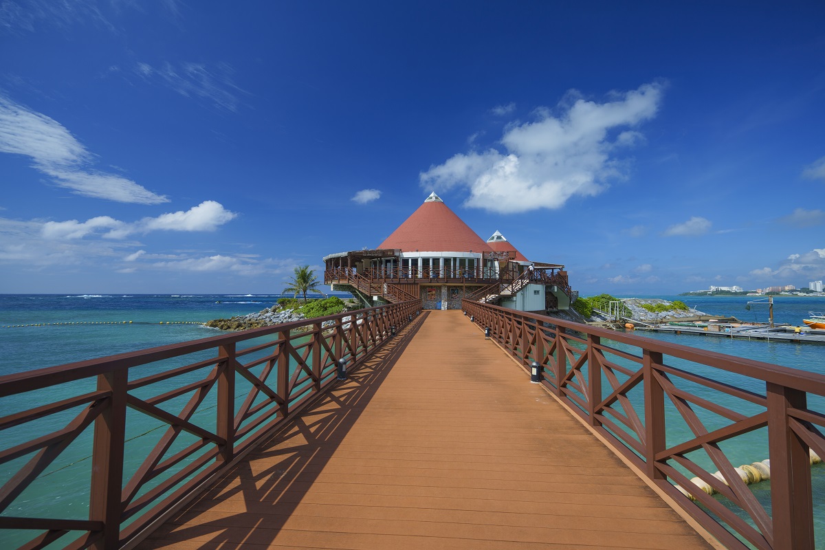 海上に2軒のレストランがあり、橋を渡ってアプローチ。テンションがあがります！