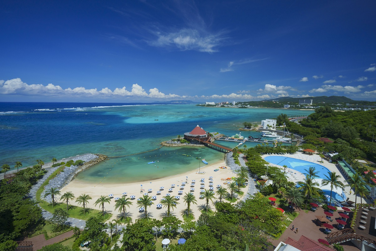 ルネッサンスビーチの全景。赤い三角屋根が海上レストラン