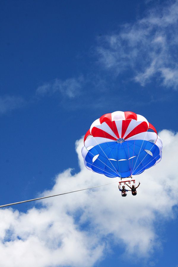 パラセーリング　所要約1時間（フライトは約10分）、1人8,000円