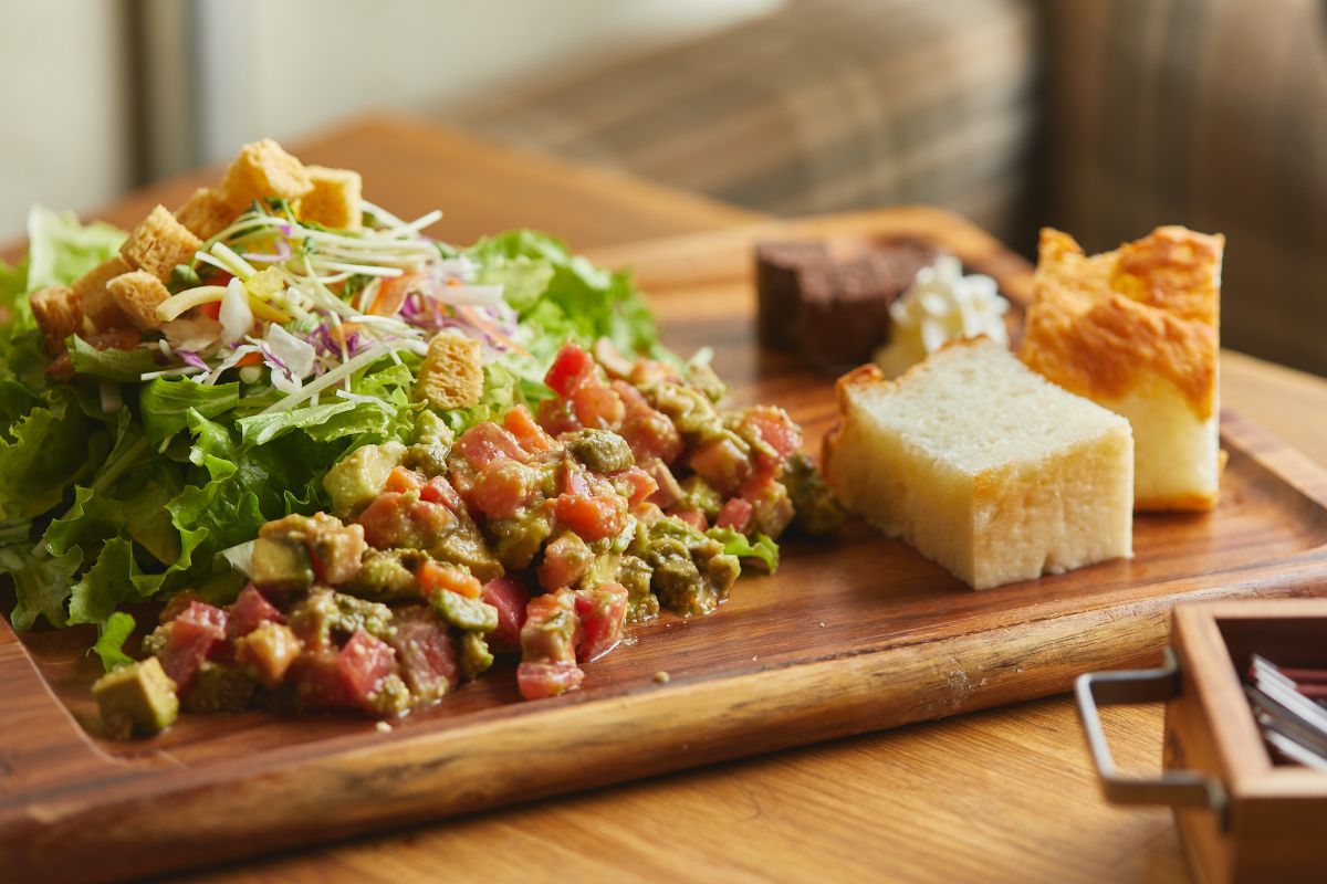 サーモンとアボカドのタルタルサラダランチ 1500円（フォカッチャとサラダ付き）