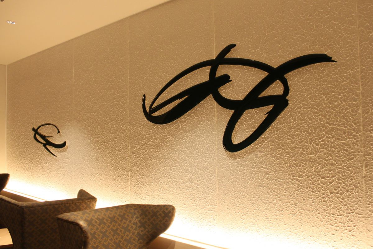 京都の山並みをテーマに、筆の流れをそのままレリーフにした「やまのは」