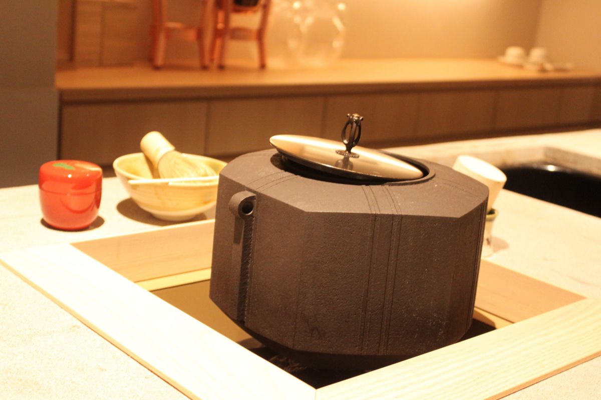 ホテルのコンセプトである茶釜がゲストをお出迎え