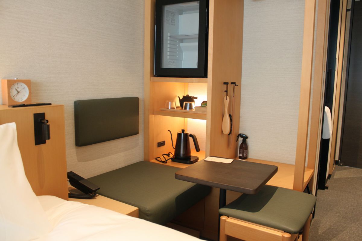 ベッドサイドのテーブル＆椅子で、お茶を飲んだりPC作業をしたり