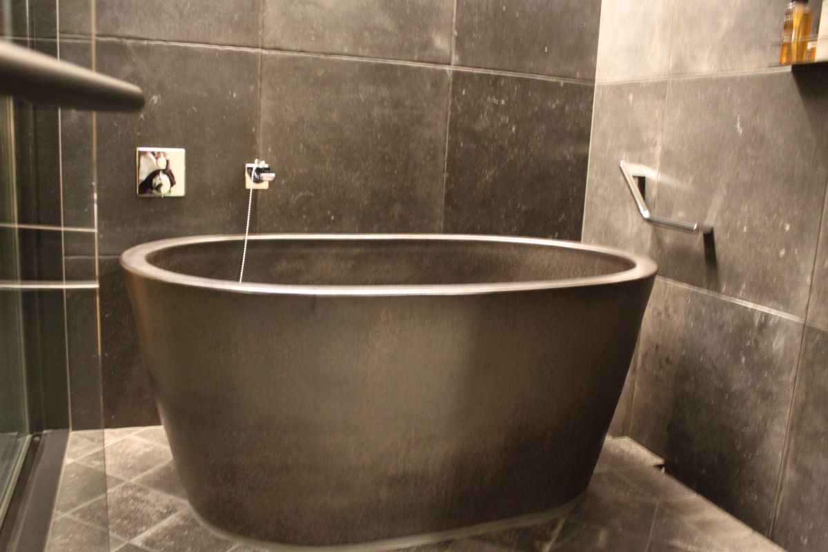 どっしりと重厚感のある、陶器の浴槽で旅の疲れを癒やして