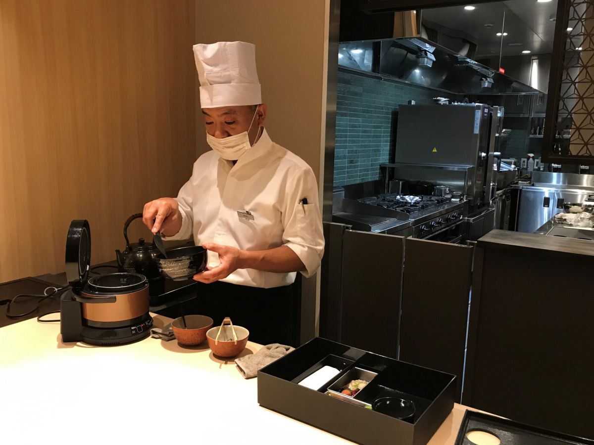 目の前で一人分ずつ、シェフが仕上げてくれる特別感たっぷりの朝食