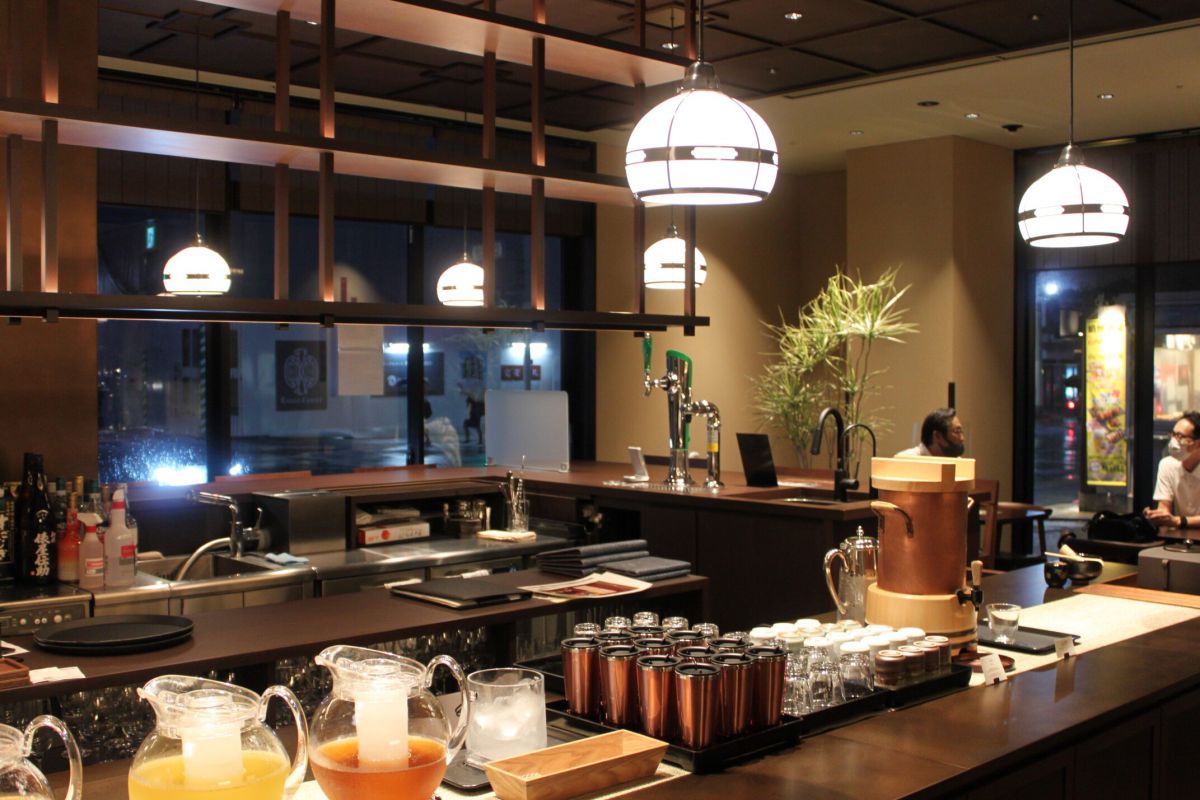 バル「Al Bocadillo（アル ボカディーヨ）」は四条通に面した1階にあり、手軽なランチなどが楽しめます