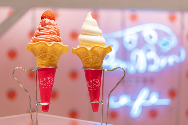 左：ボンボンベリーソフト500円、右：ミルクソフト400円