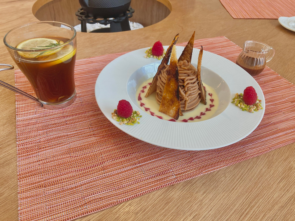 「くくりひめのモンブラン　アングレーズソース仕立て」ドリンクセット　1500円 ※写真のドリンクは「ハニージンジャーアメリカーノ」