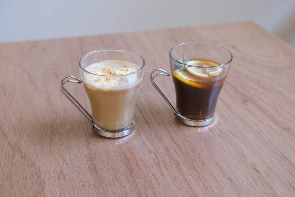 左から「ハニージンジャーアメリカーノ」700円、「焦がしキャラメルヘーゼルナッツラテ」800円