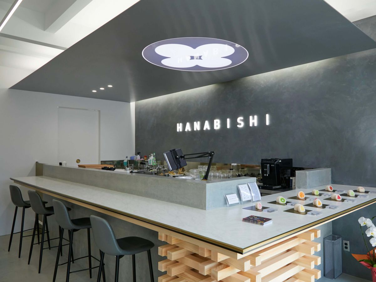 グレーを基調としたモダンな店内。カウンター席のほか、緋毛氈（ひもうせん）を敷いた縁台もあります