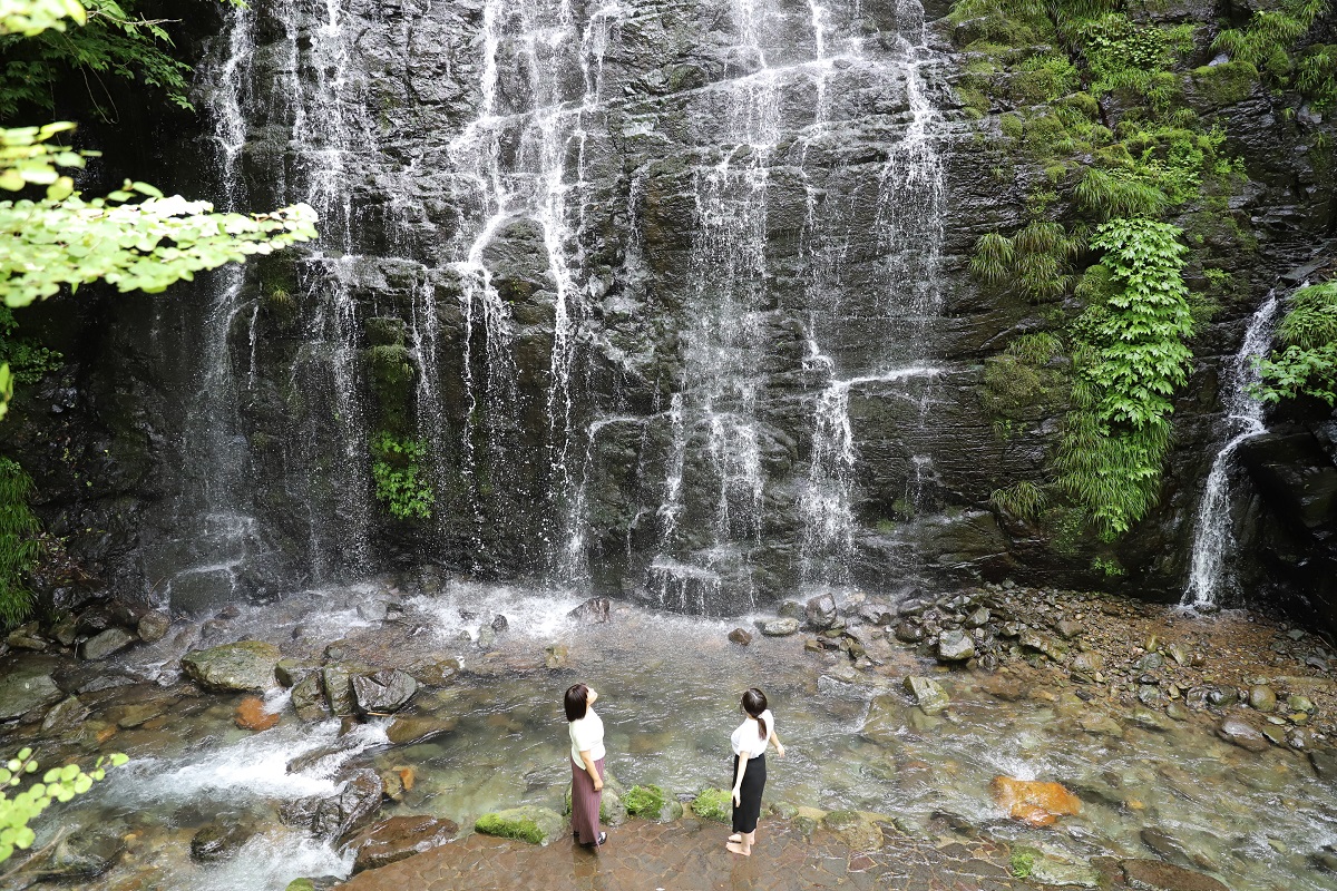 滝壺に住んだ龍がこの滝を昇り、天へ向かったという伝説も