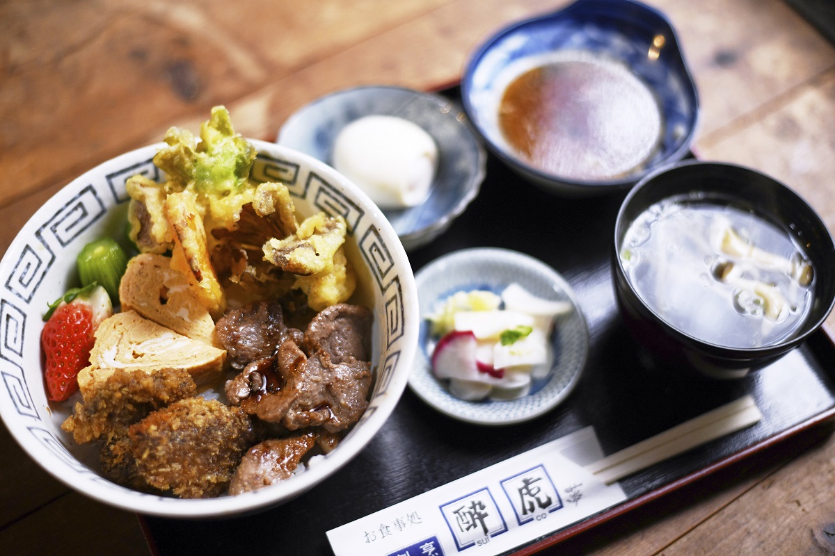 季節の山菜天ぷら、猪肉の焼肉、鹿カツが載った「池田山賊丼」