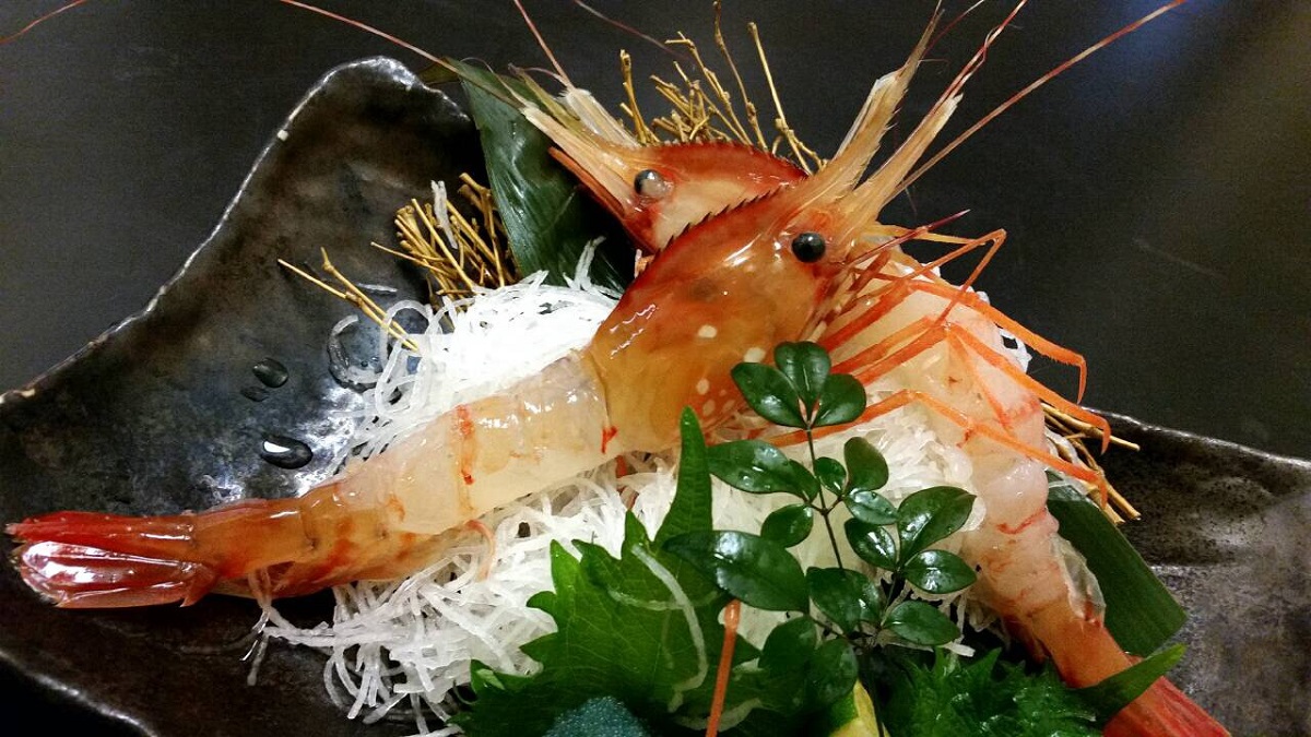 生きた状態で入荷するので 鮮度は抜群!このエビのプリプリ感を見よ！